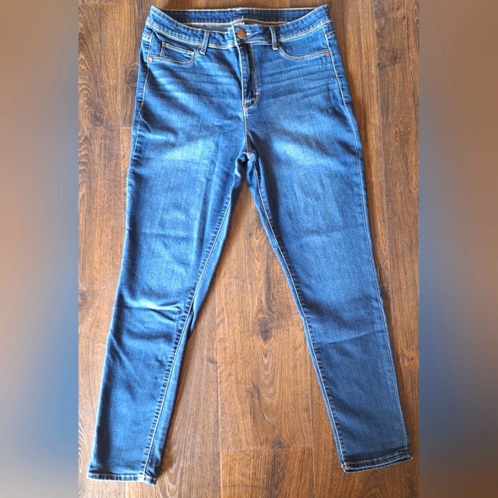 TIME AND TRU FITTED DENIM JEANS.